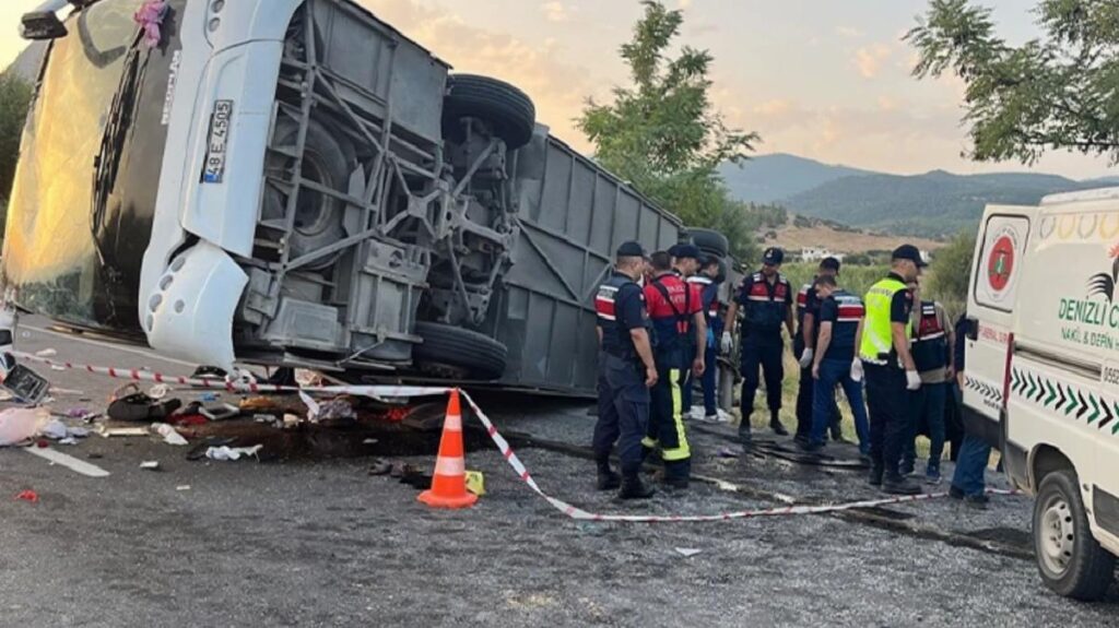 Son Dakika: Denizli’de tır, seyir halindeki yolcu otobüsüne çarptı: 6 meyyit, 43 yaralı