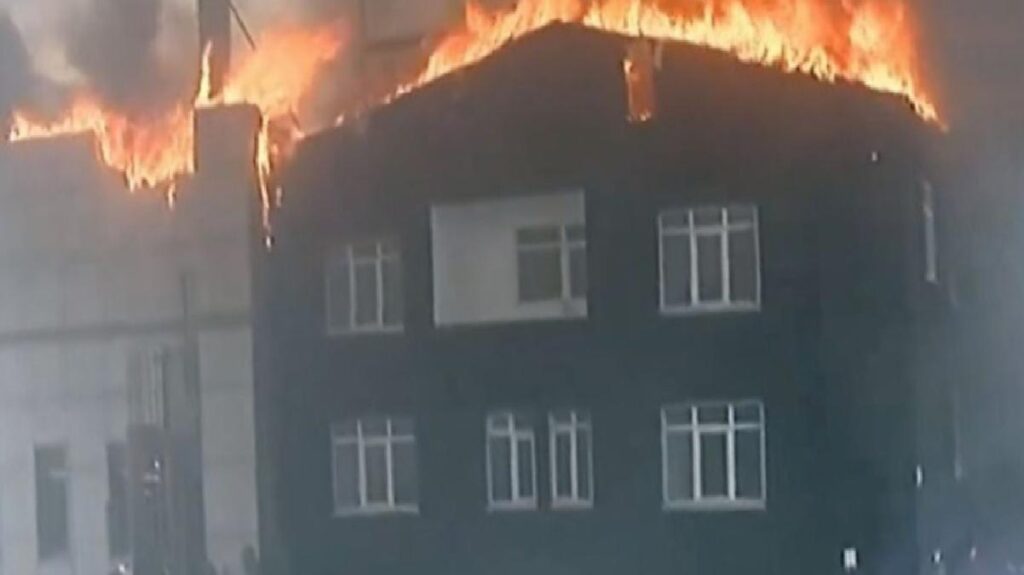 Son Dakika: İstanbul Ataşehir’de iki katlı iş yerinde yangın! Gruplar olay yerinde