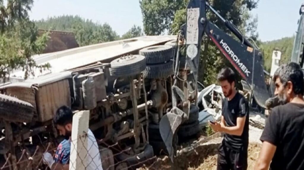 Son Dakika: Kahramanmaraş’ta freni boşalan kamyon cenaze namazı kılanların ortasına daldı! Meyyit ve yaralılar var