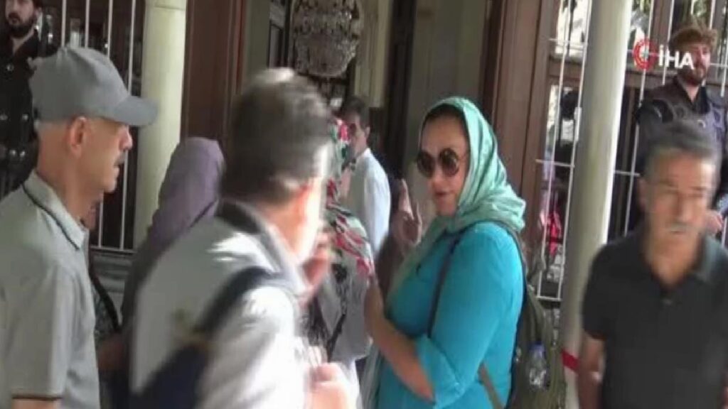 Sultan 2. Mahmut Han’ın torunu ecdadının kabri başında dua etti