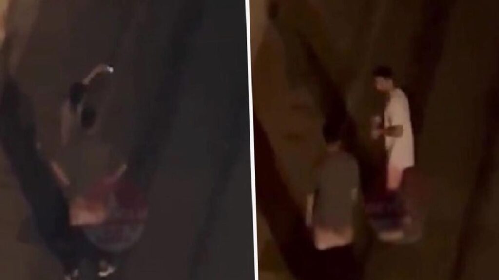 Taksim’de skandal görüntüler! 2 genç şortlarını indirip kendilerini bu türlü kayda aldı