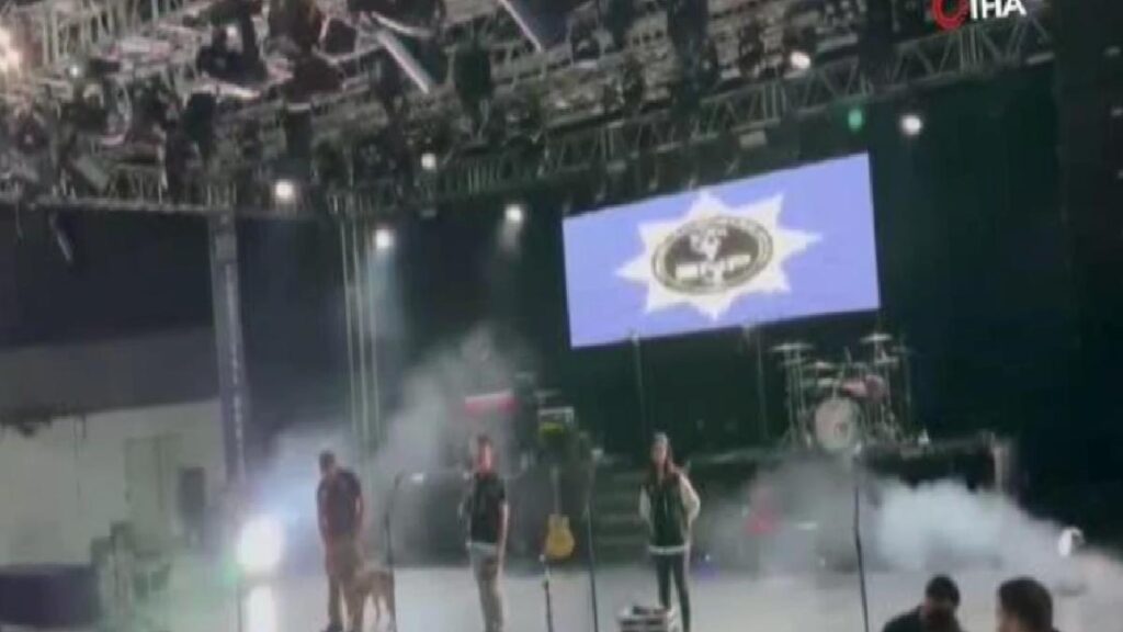 Ünlü kümenin konserinde gençler uyuşturucuya karşı uyarıldı