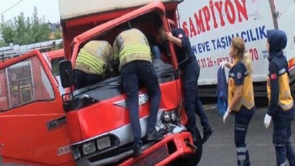 Yağış nedeniyle kayganlaşan yerde kaza: Kamyonet park halindeki araçlara çarptı