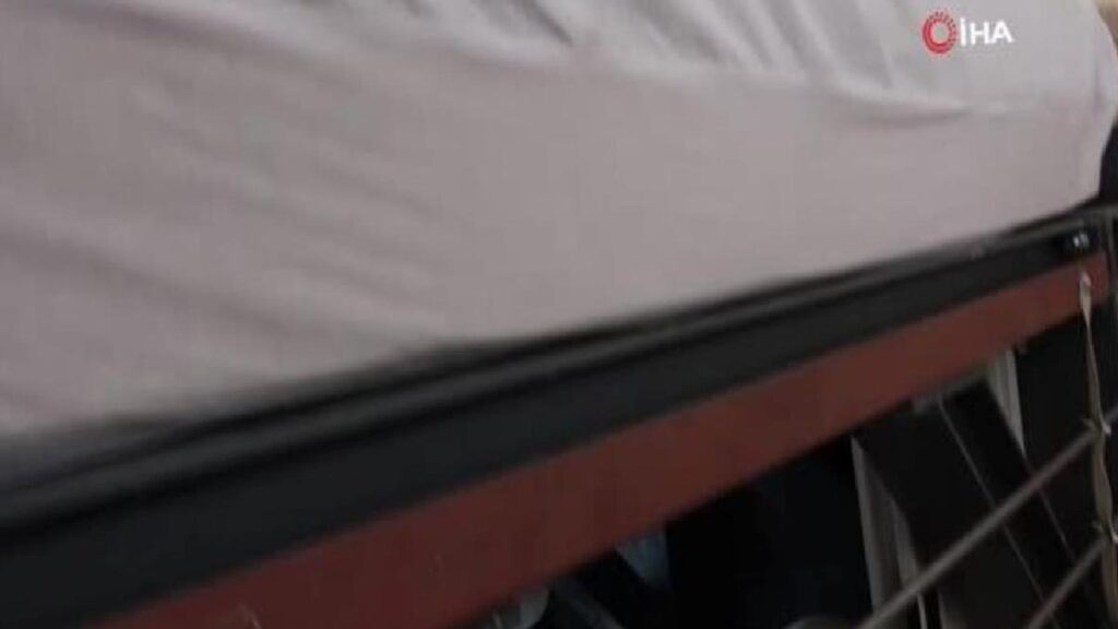 Yıkılan 5 katlı binanın içinden Zelzele Yatak sağlam çıktı