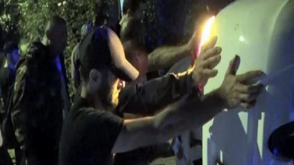 Avcılar’da Araba Kaza Yaptı, Şoför Sıkıştı