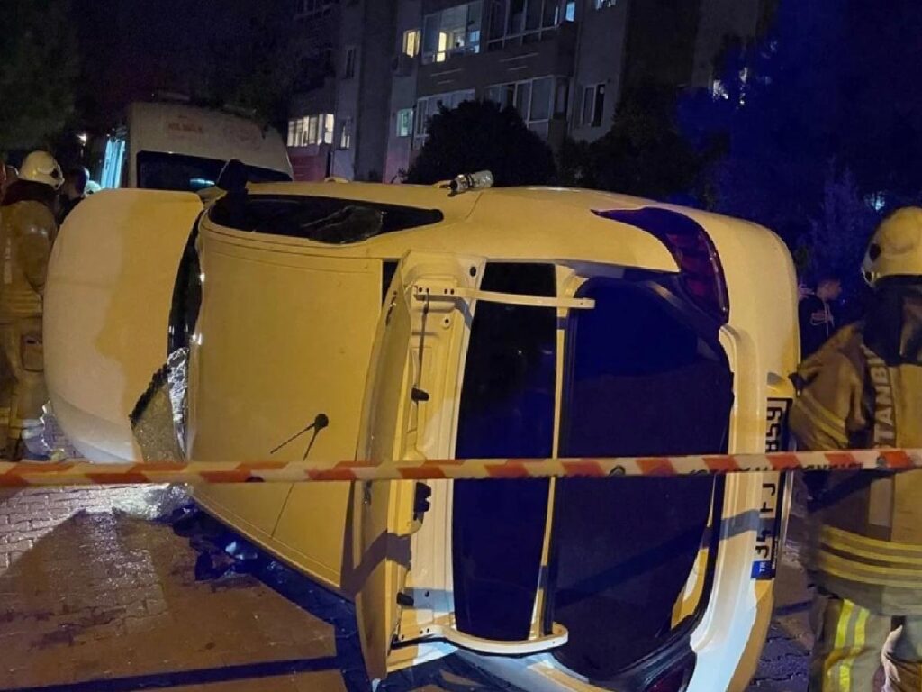 Avcılar’da park halindeki araçlara çarpan araba yan yattı, şoför yaralandı