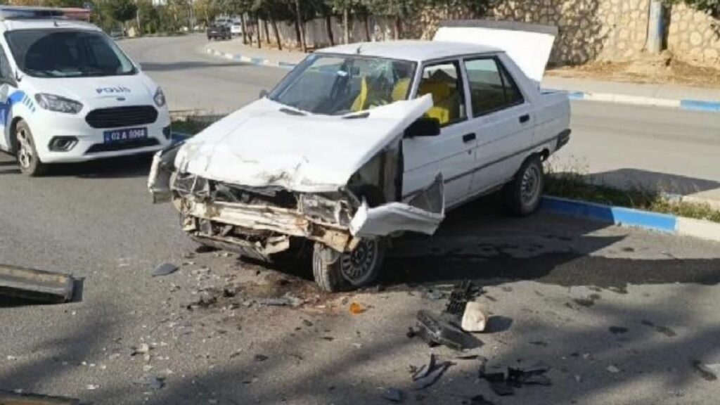 Besni’de Karşı İstikamete Geçen Araba Kazası: 5 Yaralı