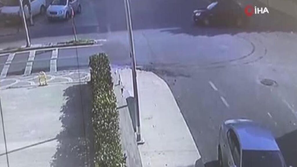 Beylikdüzü’nde motosiklet ve araba çarpışması