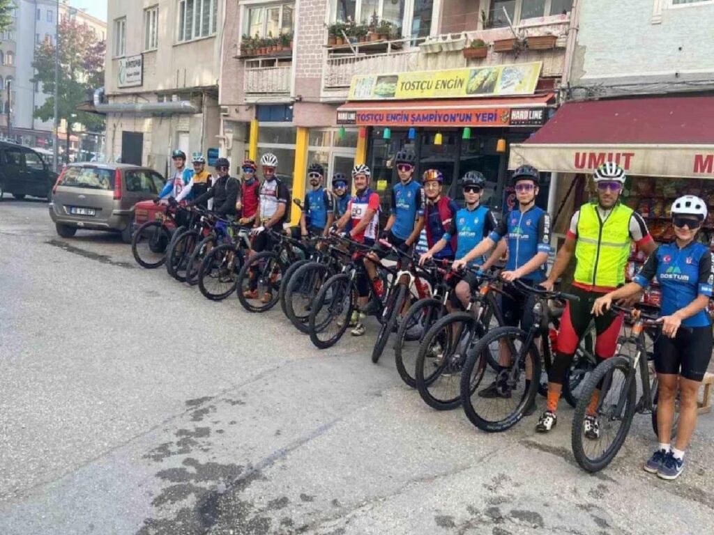 Bisiklet kadrosu Cumhuriyetin 100’üncü yılını Uludağ’ın tepesinde kutladı