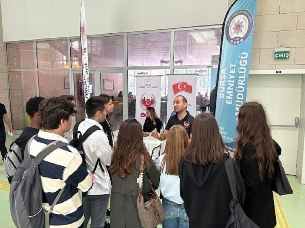 Bursa Emniyet Müdürlüğü Üniversite Yerleşkelerinde Propagandaya Karşı Bilinçlendirme Faaliyetleri Yürütüyor