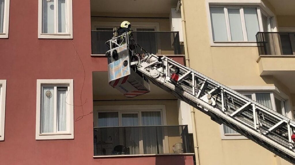 Bursa’da 10 Katlı Binada Çıkan Yangına Müdahale Ediliyor