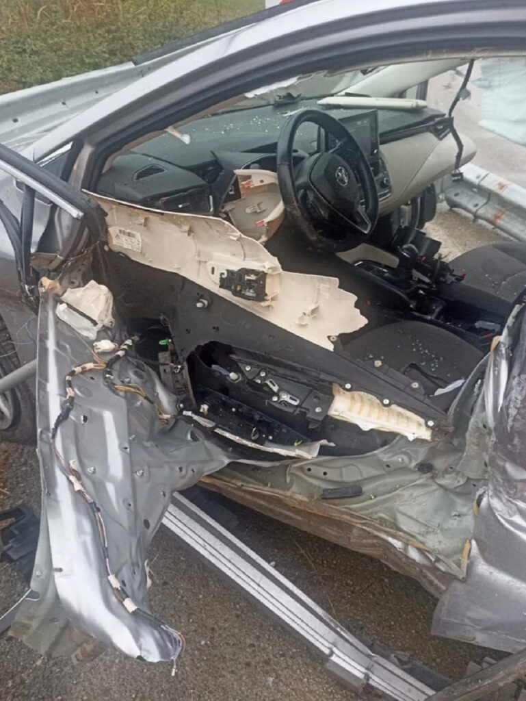 Bursa’da Araba Bariyerlere Çarptı, Şoför Hayatını Kaybetti