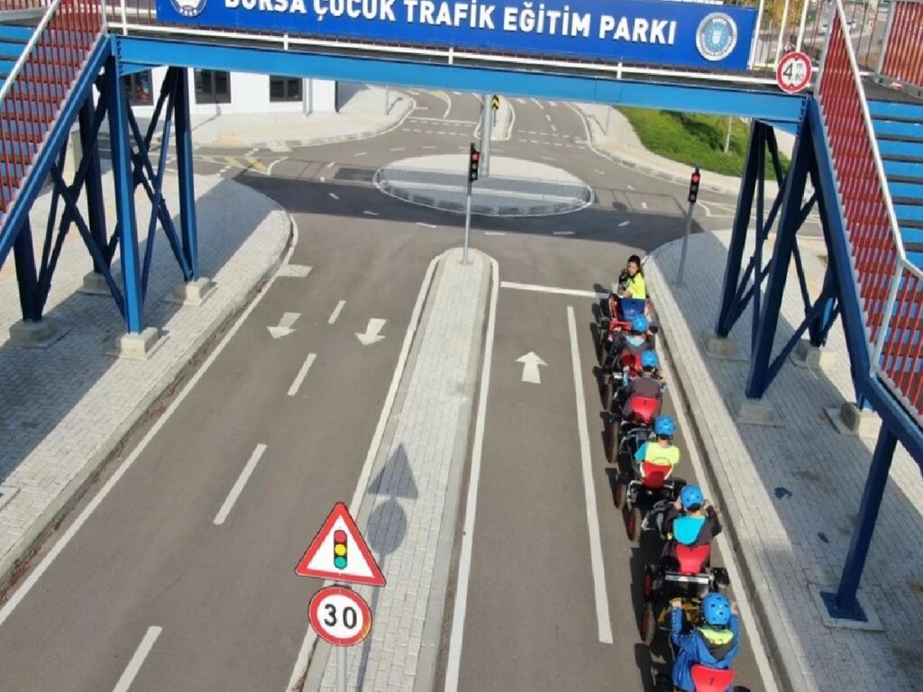 Bursa’da Çocuk Trafik Eğitim Parkı’nda Öğrencilere Trafik Şuuru Kazandırılıyor