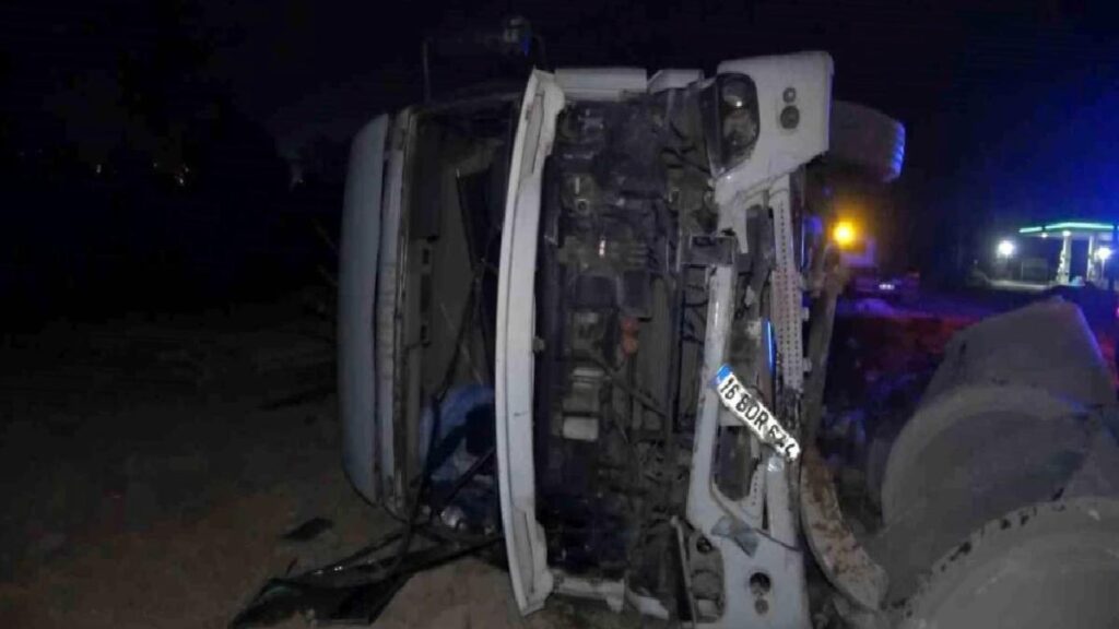 Bursa’da Denetimden Çıkan Tır Tarlaya Uçarak Yan Yattı