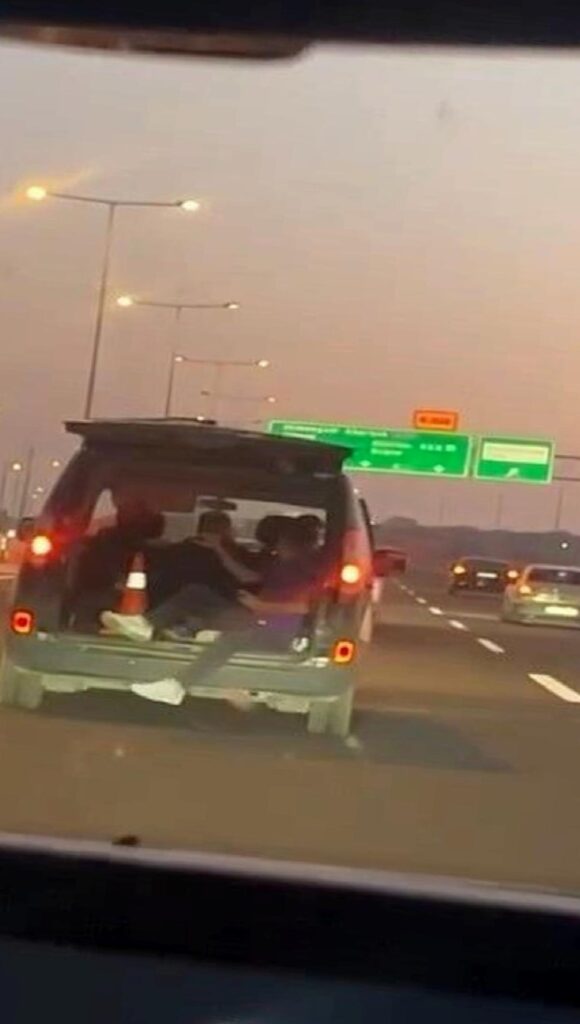 Bursa’da hafif ticari araçta bagajda seyahat yapan şahıs korkuttu