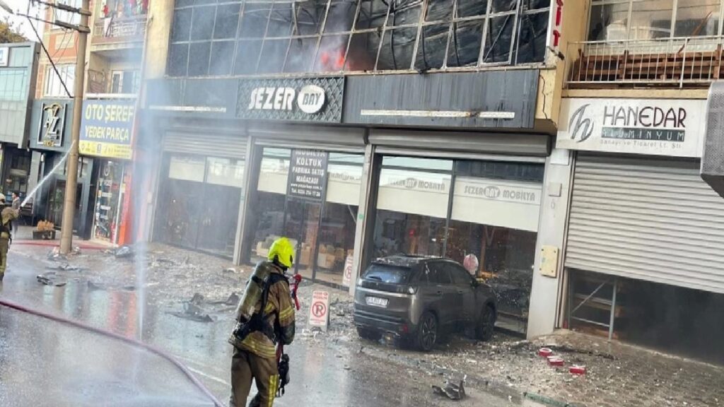 Bursa’da koltuk imalathanesinde çıkan yangın denetim altına alınmaya çalışılıyor
