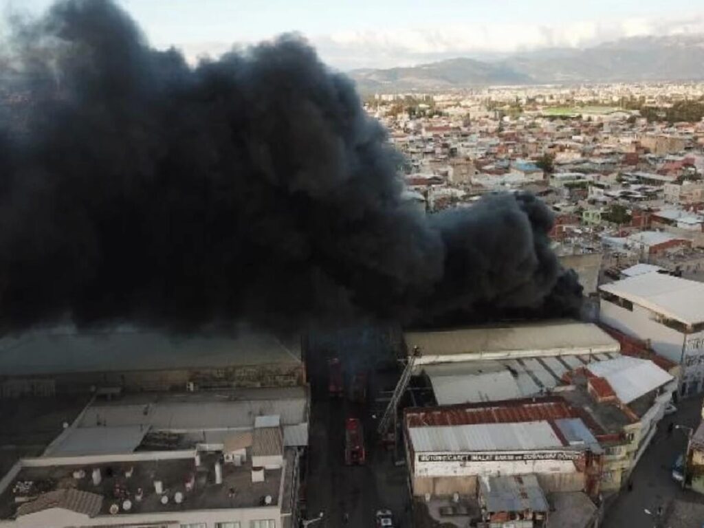 Bursa’da Mobilya Atölyesinde Çıkan Yangın Dronla Görüntülendi