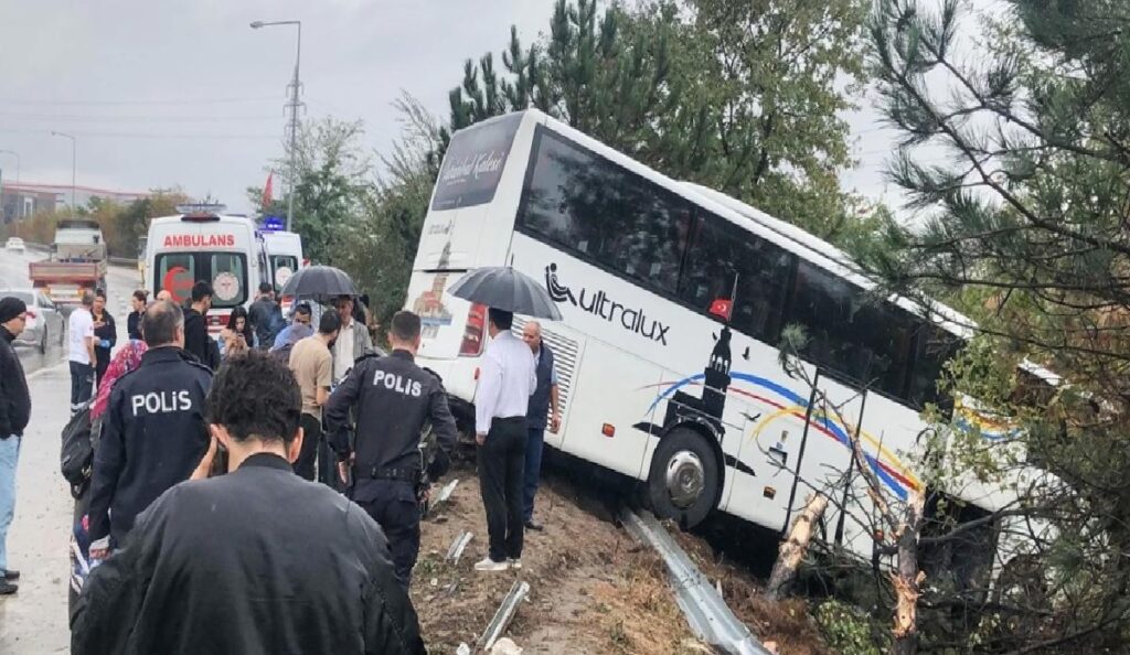 Bursa’da otobüs ağaçlık alana girdi, 2 yolcu hafif yaralandı