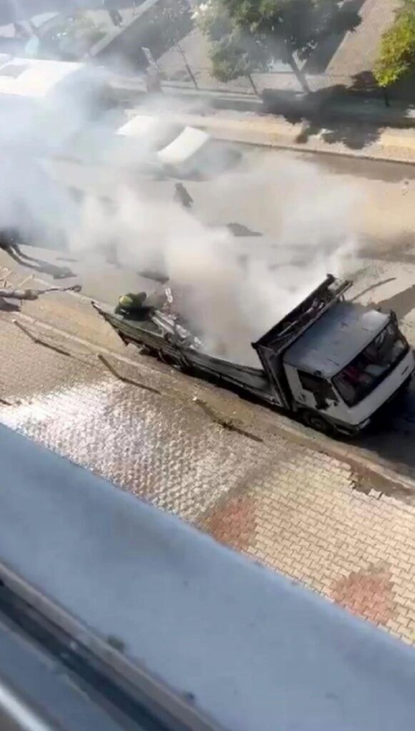 Bursa’da park halindeki kamyonetin dorse kısmında çıkan yangın kaygı dolu anlar yaşattı