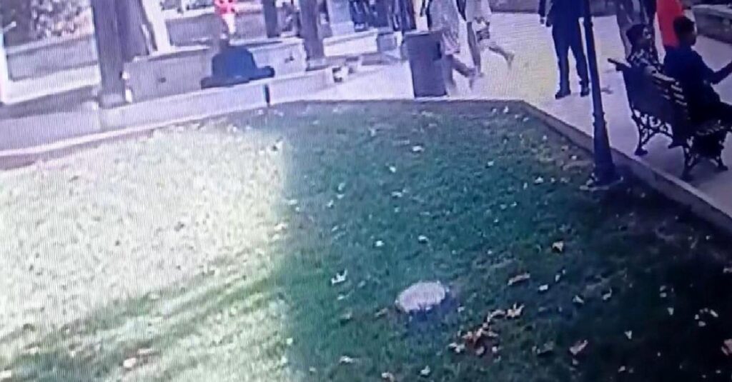 Bursa’da Şadırvanda Abdest Alan Adamın Gerisinden Cüzdanını Çalan 2 Bayan Kameralara Yakalandı