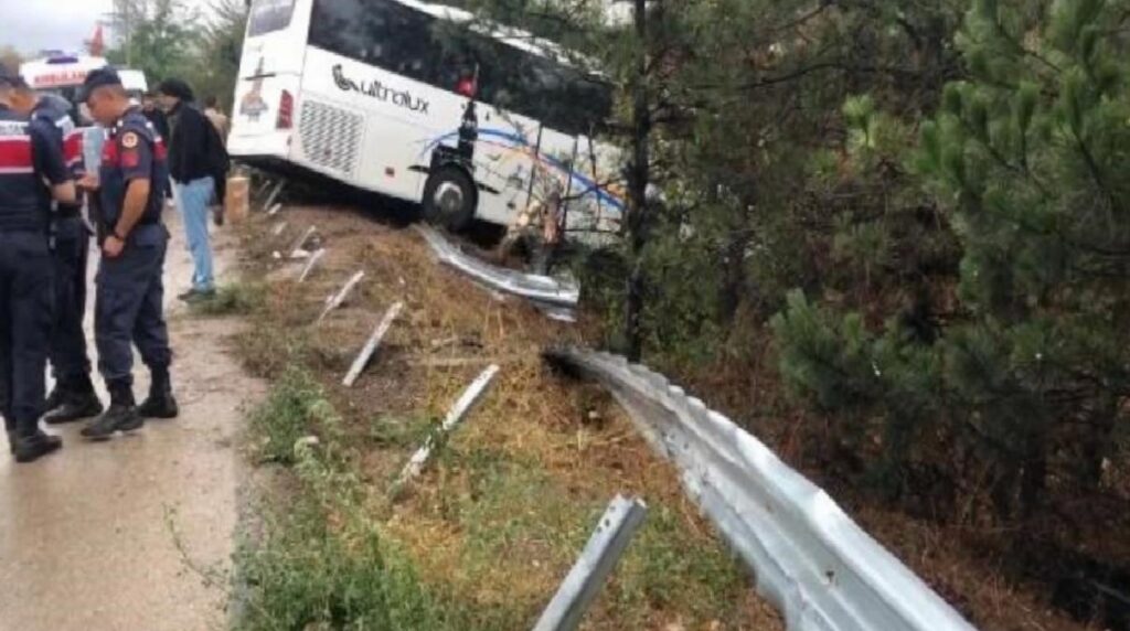 Bursa’da sağanak nedeniyle otobüs kaza yaptı