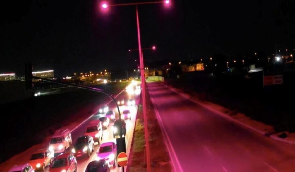 Bursa’da sokak lambaları pembe yandı