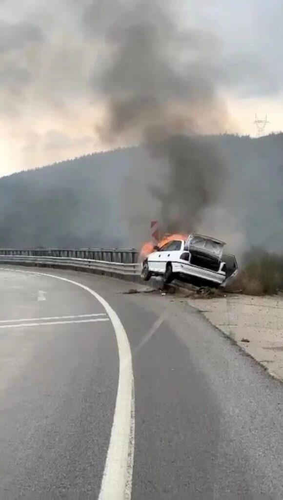 Bursa’da Yağışlı Havada Denetimden Çıkan Araba Alev Alev Yandı