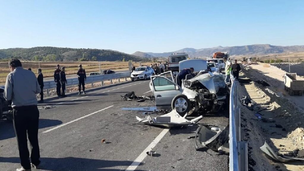 Çorum’da Araba Çarpışması: 1 Meyyit, 2 Yaralı