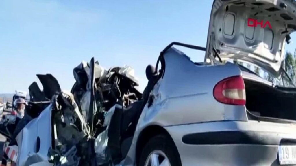 Çorum’da baş başa çarpışan arabalarda imam hayatını kaybetti