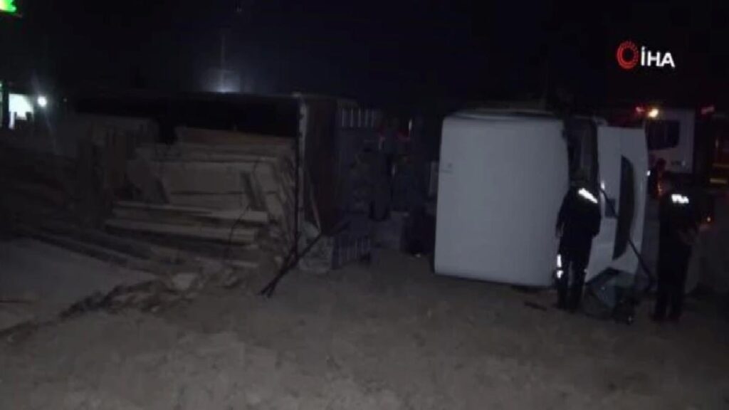 Denetimden çıkan tır tarlaya uçtu, şoför tırı bırakıp kaçtı