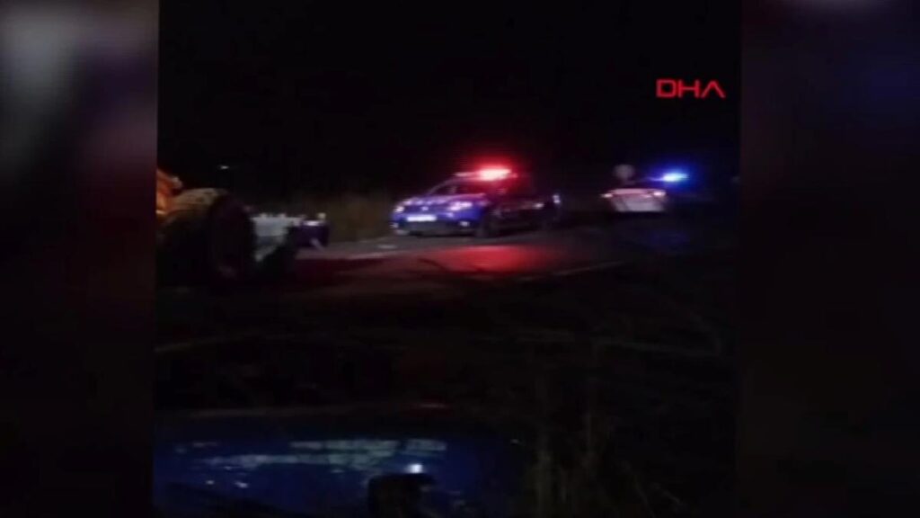 Elmalı’da Araba ile Elma Yüklü Traktör Çarpıştı: 1 Meyyit, 1 Yaralı