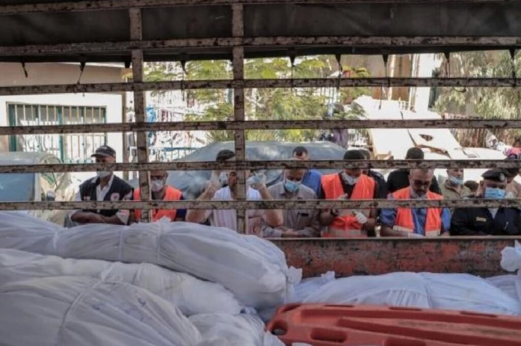 Gazze’de hayatını kaybedenler toplu mezarlara gömülüyor