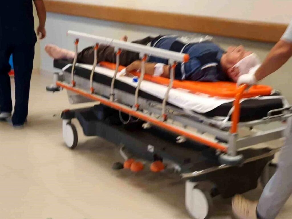 İnegöl’de ceviz toplarken çatıdan düşen yaşlı adam ağır yaralandı