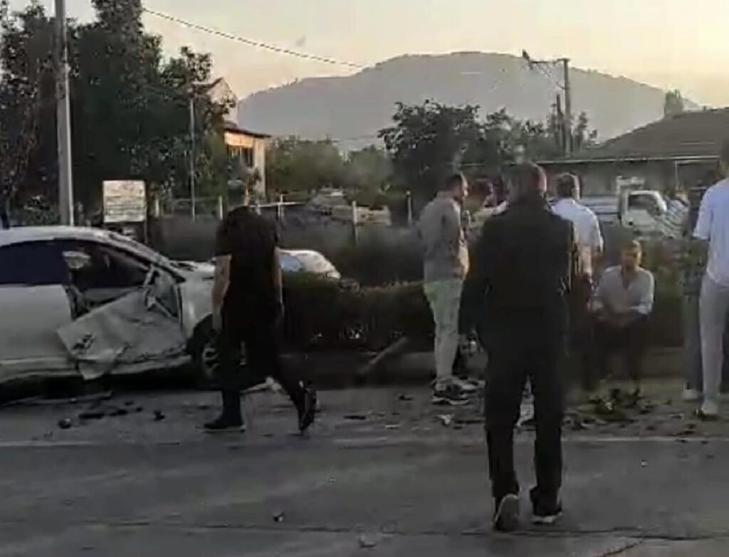 İnegöl’de kaza: Araba orta refüje çarptıktan sonra minibüse çarptı