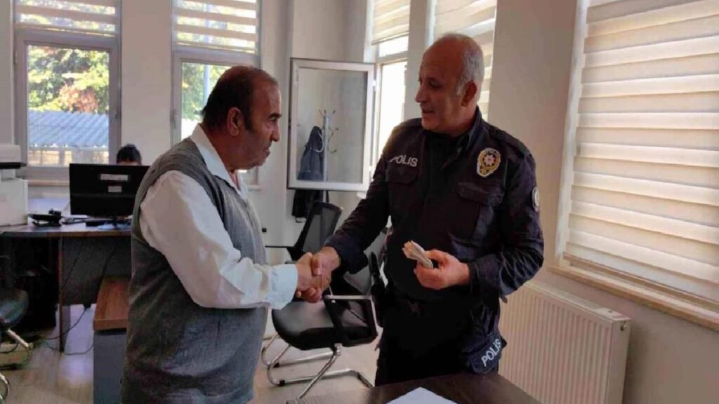 İnegöl’de unutulan 6 bin TL polise teslim edildi