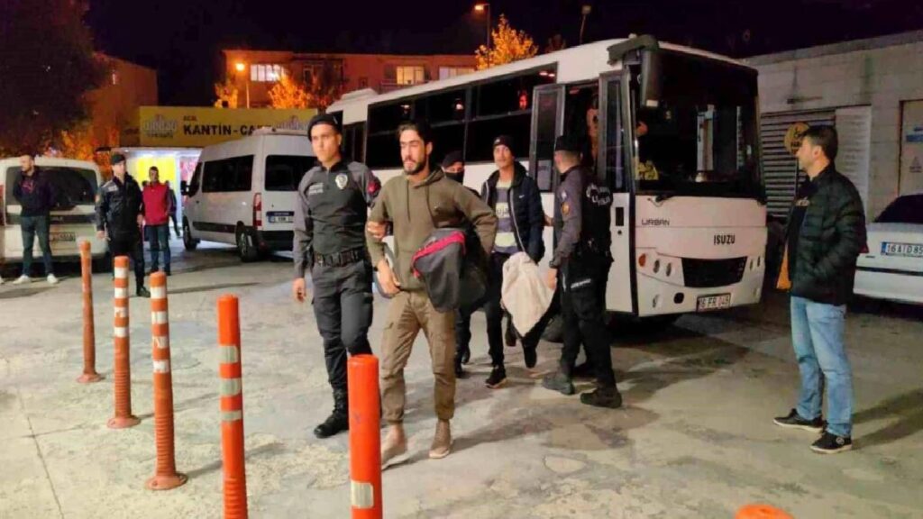 İnegöl’de yapılan operasyonda 20 kaçak göçmen yakalandı