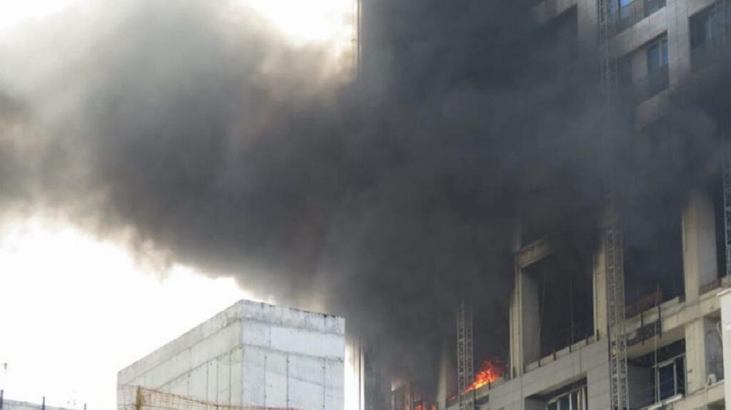 İstanbul’da korkutan yangın! İnşaat halindeki rezidans alevlere teslim