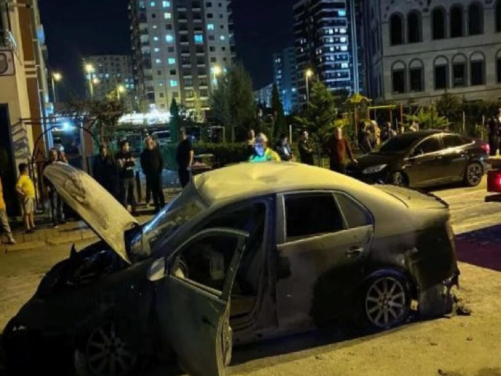 Kayseri’de araba aydınlatma direğine çarptı, alev aldı