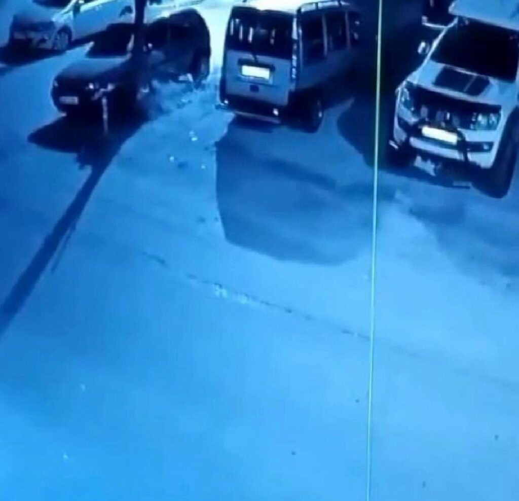 Meskenin önünde araç lastiğini ateşe verdi, ardına bakmadan bu türlü kaçtı