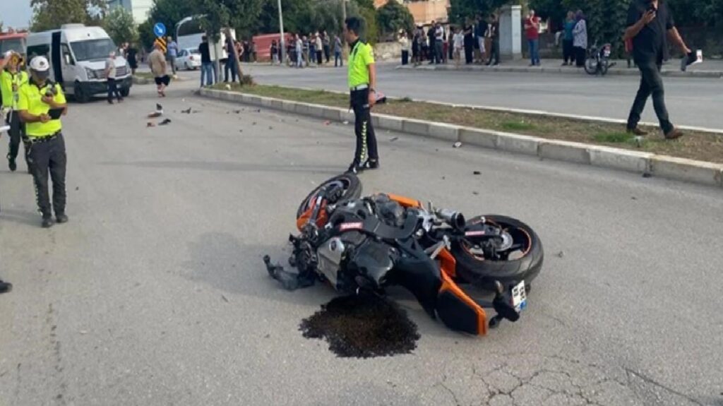 Öğrenci minibüsü ile motosikletin çarpıştığı kazada 2 kişi hayatını kaybetti