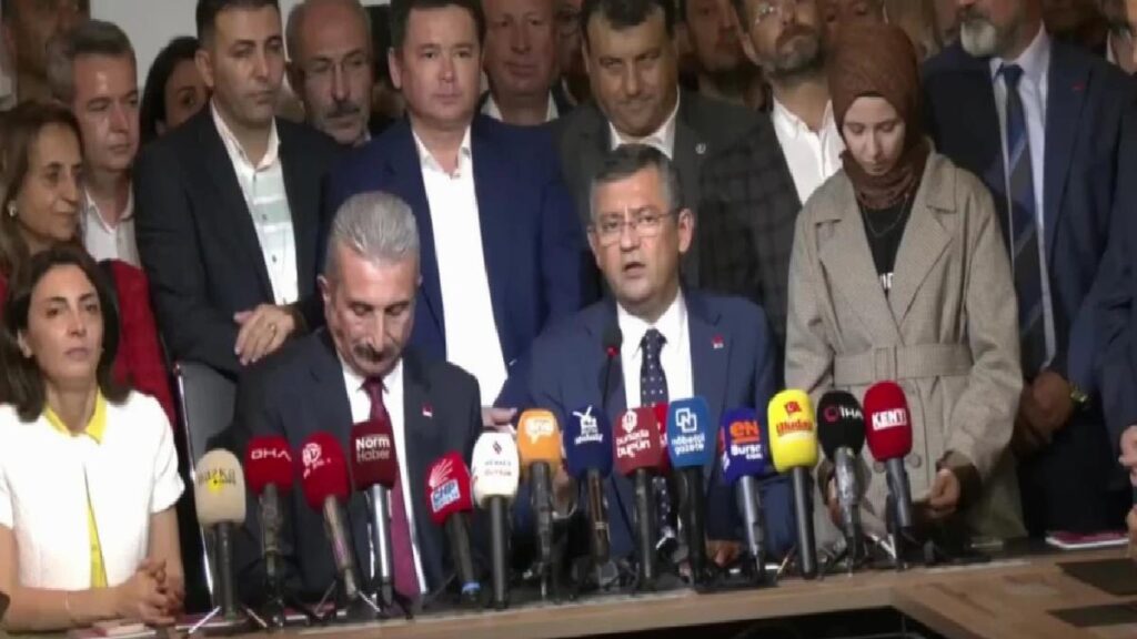 Özgür Özel, CHP Bursa Vilayet Başkanlığı’nı Ziyaret Etti: “Laikliği Savunmayan Bir CHP’nin Ne Başında Dururum Ne İçinde Olurum”