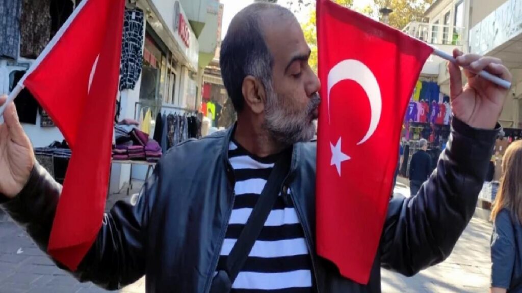 Pakistanlı turist Bursa’da Türk bayrağını öperek sevgi gösterisinde bulundu