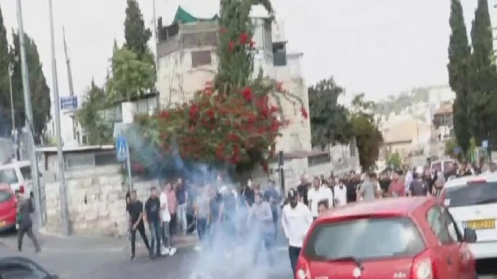 Son Dakika: İsrail polisi, Kudüs’te cuma namazı kılanların üzerine gaz fişeği attı