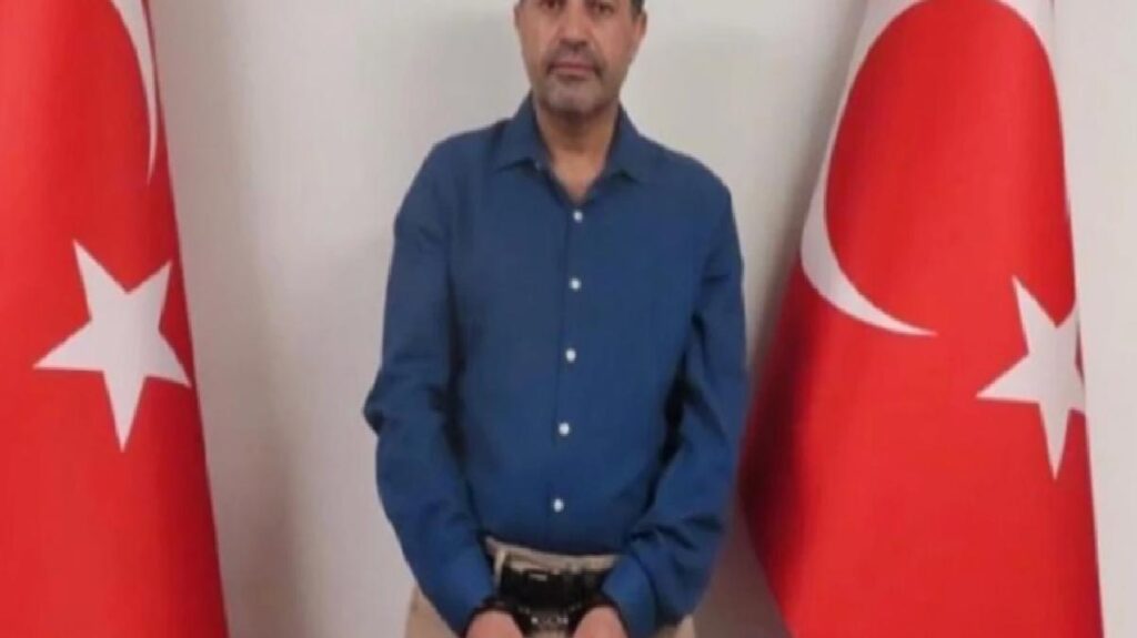 Son Dakika: Turuncu kategoride yer alan FETÖ firarisi Koray Vural yurt dışında yakalayarak Türkiye’ye getirildi