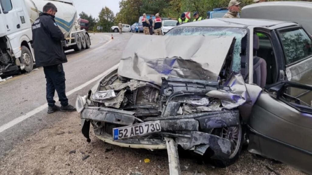 Tır ile araba baş başa çarpıştı: 3 meyyit, 3 yaralı