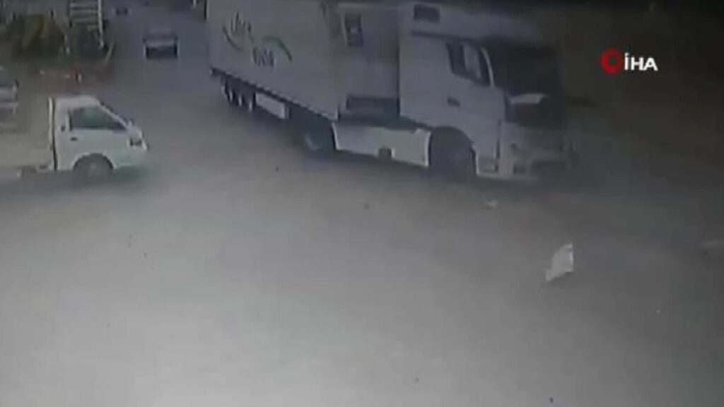 Tırın altına giren kamyonette sıkıştılar…Kaza anı kamerada