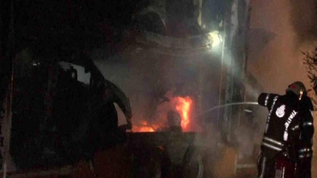 Tuzla’da Araba Yüklü Tır Alev Aldı