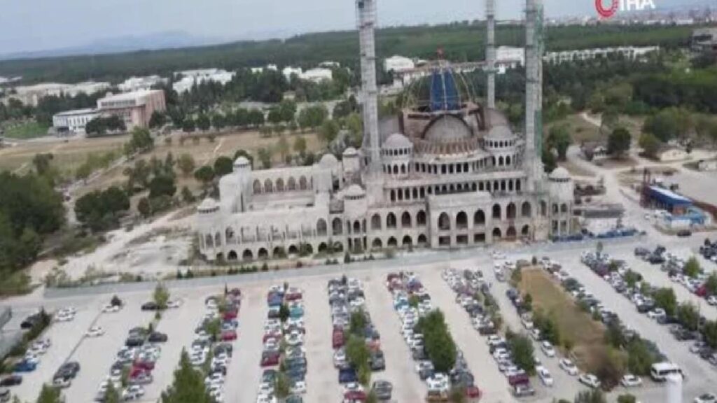 Uludağ Üniversitesi’ndeki devasa caminin kaba inşaatı bitiyor