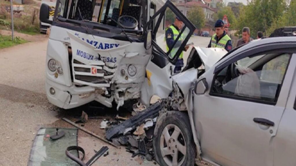 Yolcu dolu minibüs ciple çarpıştı, 11 kişi yaralandı