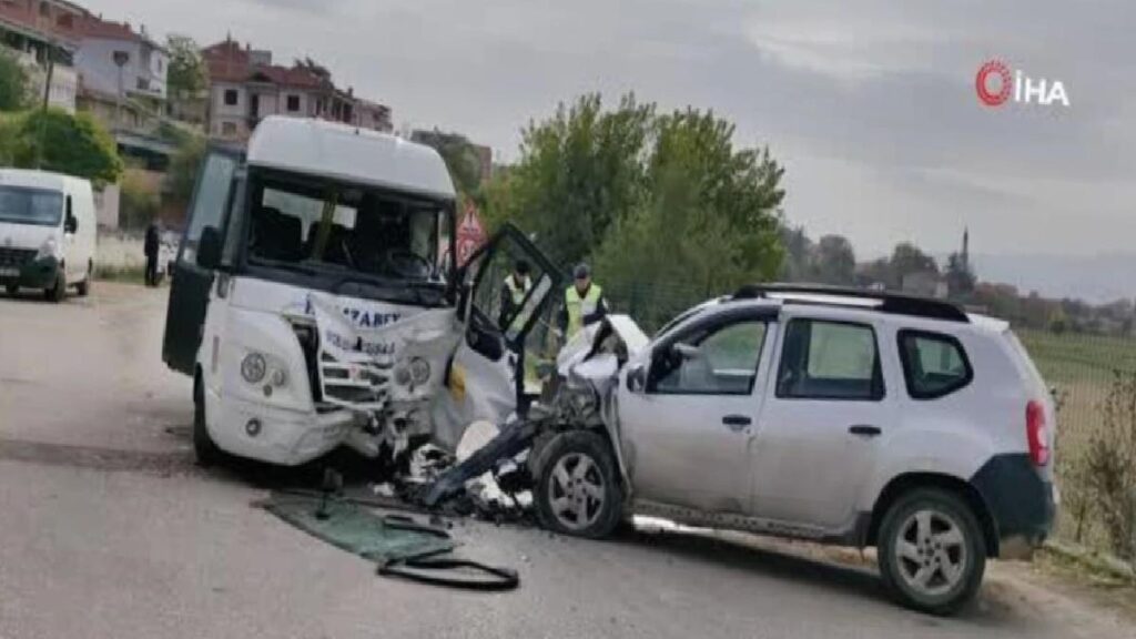 Yolcu dolu minibüs ciple çarpıştı: 11 yaralı